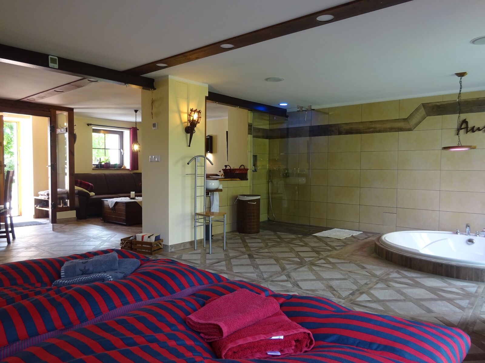 Blick auf große ebenerdige Dusche und Wanne Blick auf große ebenerdige Dusche und Wanne