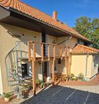 Eingangsbereich mit überdachter kleiner Sitzecke Eingangsbereich mit überdachter kleiner Sitzecke