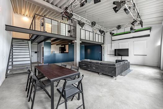 Exklusive Loft-Monteurwohnung | Nähe Düsseldorf • Neuss • Krefeld Exklusive Loft-Monteurwohnung | Nähe Düsseldorf • Neuss • Krefeld