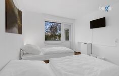 Schlafzimmer 1 mit zwei Einzelbetten, Sitzecke und Smart TV Schlafzimmer 1 mit zwei Einzelbetten, Sitzecke und Smart TV