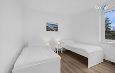 Schlafzimmer 2 mit zwei Einzelbetten, Sitzecke und Smart TV Schlafzimmer 2 mit zwei Einzelbetten, Sitzecke und Smart TV