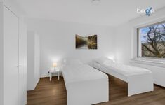 Schlafzimmer 1 mit zwei Einzelbetten, Sitzecke und Smart TV Schlafzimmer 1 mit zwei Einzelbetten, Sitzecke und Smart TV