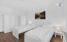 Schlafzimmer 1 mit zwei Einzelbetten, Sitzecke und Smart TV Schlafzimmer 1 mit zwei Einzelbetten, Sitzecke und Smart TV