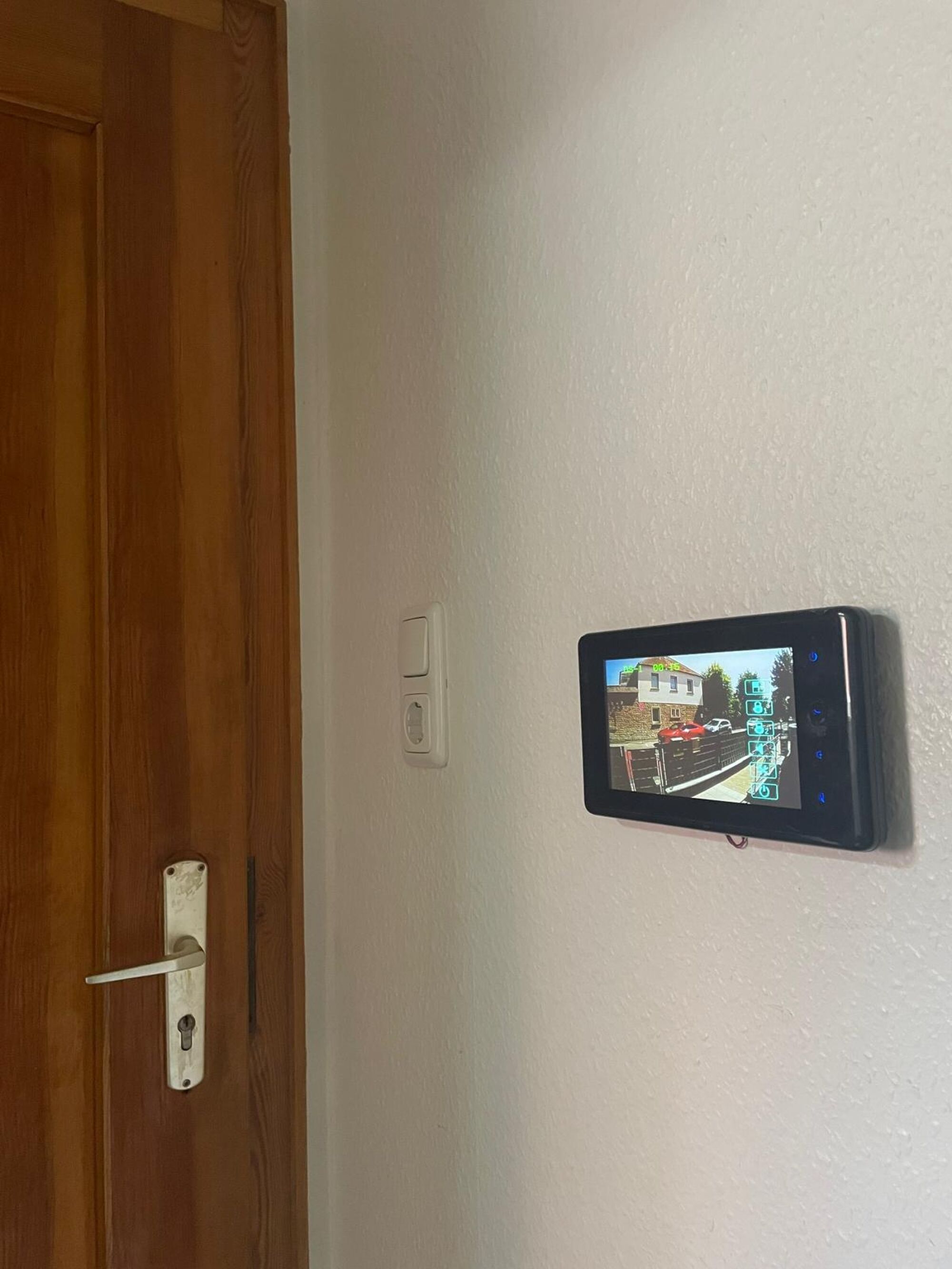 Ansicht vor der Haustür auf der Klingelanlage Ansicht vor der Haustür auf der Klingelanlage