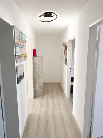 Modernes Wohnen auf Zeit, möblierte 3-Zimmer-Wohnung mit Balkon und groß Modernes Wohnen auf Zeit, möblierte 3-Zimmer-Wohnung mit Balkon und groß