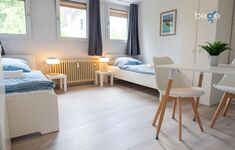 Schlafzimmer 1 mit zwei Einzelbetten, Sitzecke und Smart TV Schlafzimmer 1 mit zwei Einzelbetten, Sitzecke und Smart TV