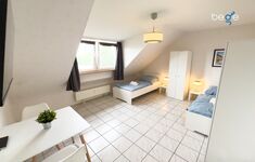 Schlafzimmer 2 mit zwei Einzelbetten, Sitzecke und Smart TV Schlafzimmer 2 mit zwei Einzelbetten, Sitzecke und Smart TV
