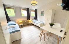 Schlafzimmer 1 mit zwei Einzelbetten, Sitzecke und Smart TV Schlafzimmer 1 mit zwei Einzelbetten, Sitzecke und Smart TV