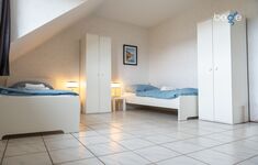 Schlafzimmer 2 mit zwei Einzelbetten, Sitzecke und Smart TV Schlafzimmer 2 mit zwei Einzelbetten, Sitzecke und Smart TV