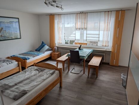 Mehrbettzimmer mit Balkonzugang Mehrbettzimmer mit Balkonzugang