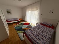 Zimmer mit 2 Einzelbetten und 2 kl. Schränken Zimmer mit 2 Einzelbetten und 2 kl. Schränken