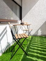 Balkon mit Rasen und Sitzbereich Balkon mit Rasen und Sitzbereich