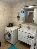 Badezimmer mit Waschmaschine Badezimmer mit Waschmaschine