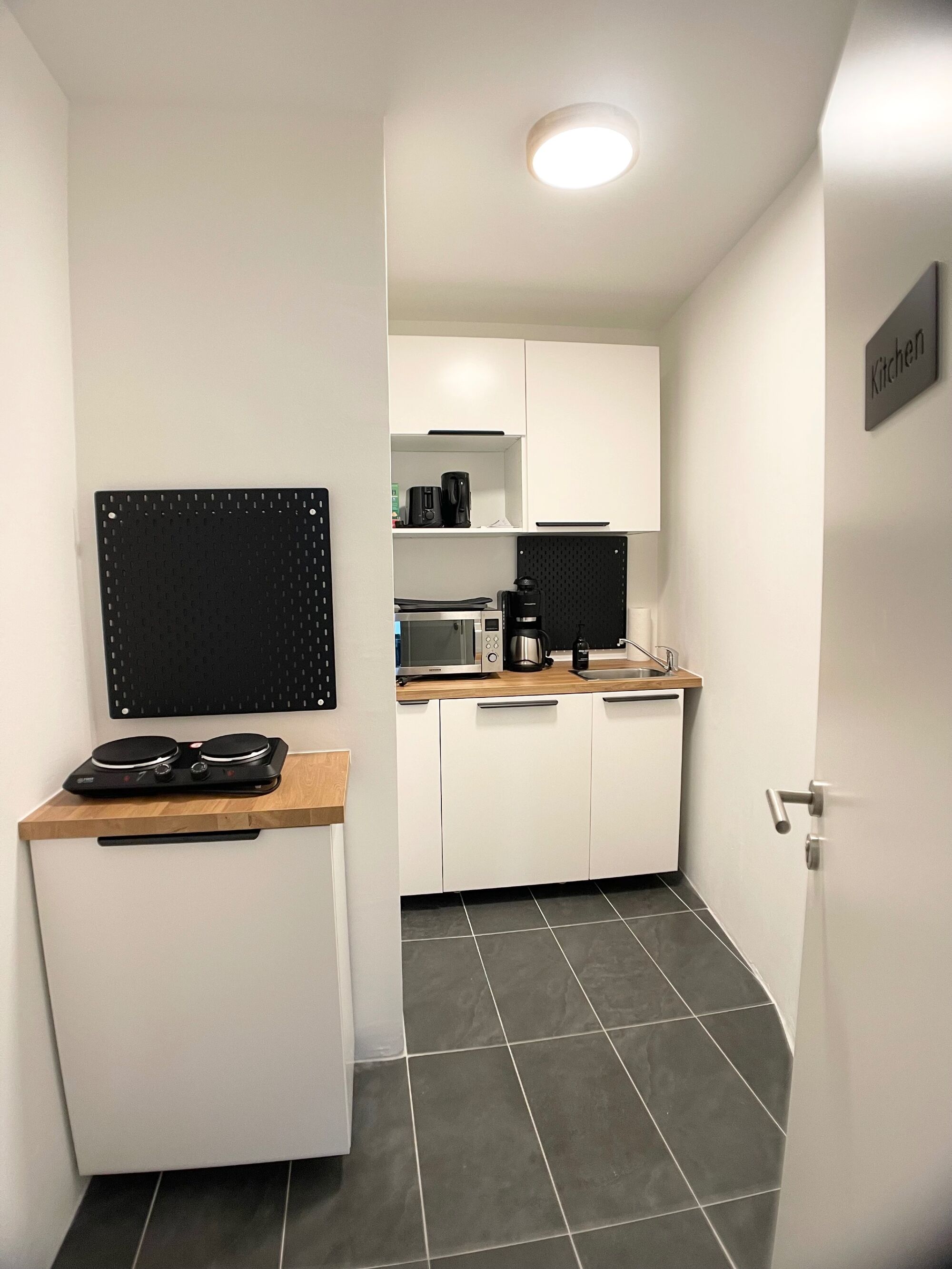 Küche mit Spülmaschine und Herdplatte Küche mit Spülmaschine und Herdplatte