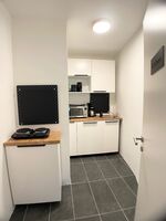 Küche mit Spülmaschine und Herdplatte Küche mit Spülmaschine und Herdplatte