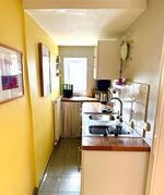 Küche mit Mikrowelle, Minibackofen, Kaffeemaschine und Wasserkocher Küche mit Mikrowelle, Minibackofen, Kaffeemaschine und Wasserkocher