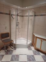 Eigenes Badezimmer mit Dusche u. Waschbecken Eigenes Badezimmer mit Dusche u. Waschbecken