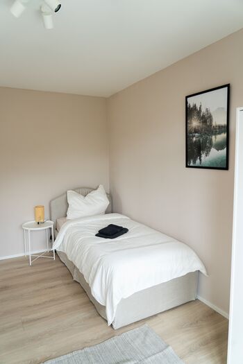 HOCHWERTIG EINGERICHTET | 5 ZIMMER | FREE PARKING & WiFi Bild 2 HOCHWERTIG EINGERICHTET | 5 ZIMMER | FREE PARKING & WiFi Bild 2