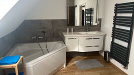 Badezimmer mit Badewanne - Badezimmer mit Badewanne -