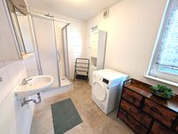 Neu renoviertes Badezimmer mit Duschkabine Neu renoviertes Badezimmer mit Duschkabine