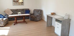 Großes Wohnzimmer mit Schreibtisch, Sofaecke und Fernseher Großes Wohnzimmer mit Schreibtisch, Sofaecke und Fernseher