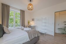 Schlafzimmer 01 bietet einen Arbeitsplatz und einen Kleiderschrank Schlafzimmer 01 bietet einen Arbeitsplatz und einen Kleiderschrank