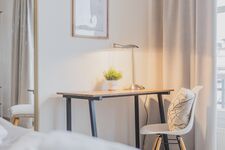 Schlafzimmer 02 bietet einen separaten Arbeitsplatz für Home Office Tätigkeiten. Schlafzimmer 02 bietet einen separaten Arbeitsplatz für Home Office Tätigkeiten.