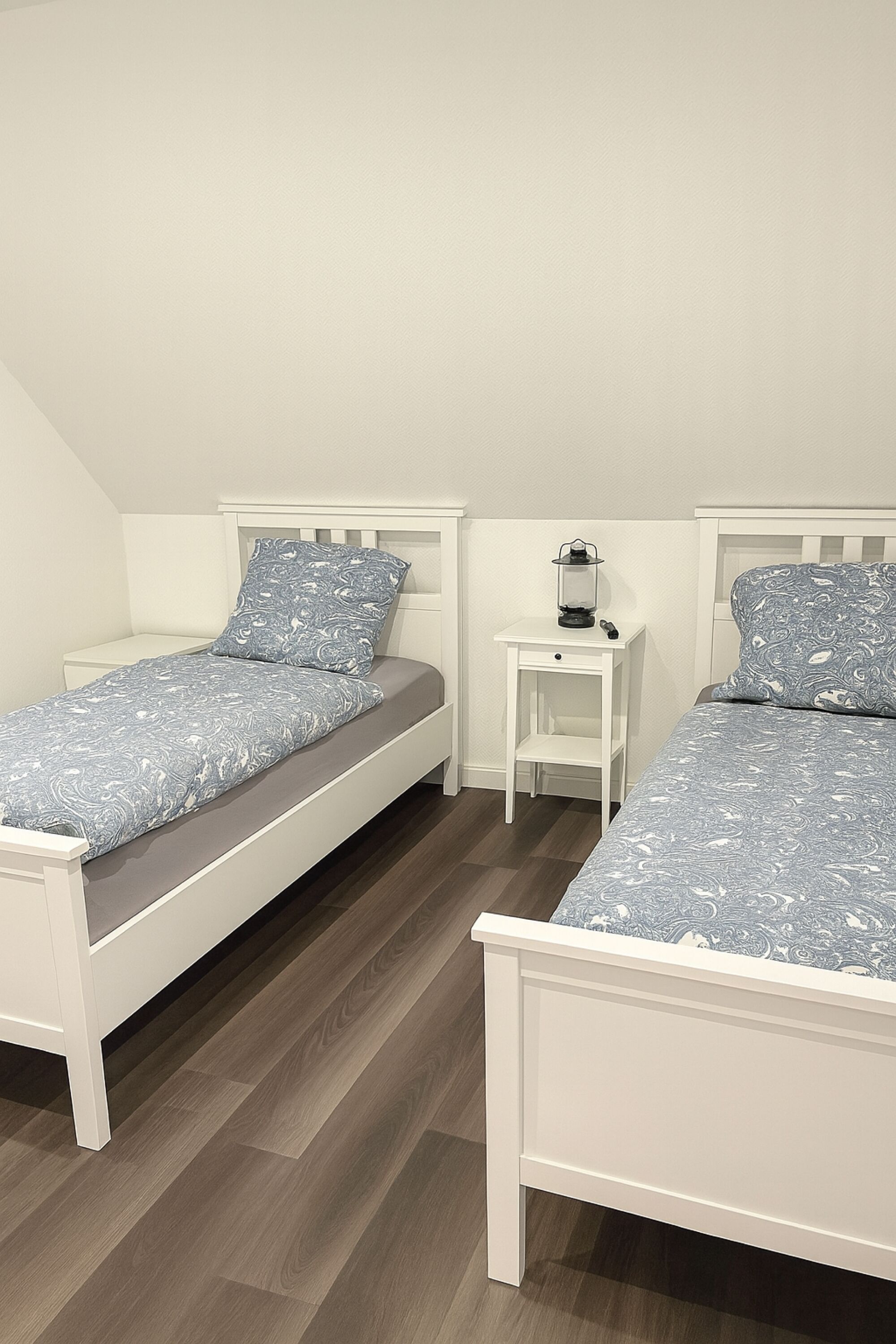 Die Objekte liegen zentral und verkehrsgünstig, sodass Ihre Mitarbeiter schnell und unkompliziert anreisen können. Ganz gleich, ob mit dem Auto, Transporter oder öffentlichen Verkehrsmitteln. Autobahnen und Hauptverkehrsstraßen befinden sich in unmittelbarer Nähe, wodurch eine reibungslose Anfahrt zu jedem Einsatzort garantiert ist. Direkt vor dem Haus stehen öffentliche Parkplätze zur Verfügung, teilweise auch für größere Fahrzeuge oder Transporter. Der Selbst-Check-in ermöglicht zudem eine flexible Ankunftszeit, ohne Stress oder Wartezeiten. In der Umgebung finden sich Tankstellen, Supermärkte und Restaurants, ideal für einen kurzen Zwischenstopp nach der Anreise. Auch Bus- und Bahnhaltestellen sind nur wenige Minuten entfernt, was den Aufenthalt besonders komfortabel macht. Kurz gesagt: Die Anfahrt ist einfach, schnell und problemlos. Perfekt für Monteure, Handwerker, Geschäftsreisende und Firmen mit wechselnden Einsatzorten. Die Objekte liegen zentral und verkehrsgünstig, sodass Ihre Mitarbeiter schnell und unkompliziert anreisen können. Ganz gleich, ob mit dem Auto, Transporter oder öffentlichen Verkehrsmitteln. Autobahnen und Hauptverkehrsstraßen befinden sich in unmittelbarer Nähe, wodurch eine reibungslose Anfahrt zu jedem Einsatzort garantiert ist. Direkt vor dem Haus stehen öffentliche Parkplätze zur Verfügung, teilweise auch für größere Fahrzeuge oder Transporter. Der Selbst-Check-in ermöglicht zudem eine flexible Ankunftszeit, ohne Stress oder Wartezeiten. In der Umgebung finden sich Tankstellen, Supermärkte und Restaurants, ideal für einen kurzen Zwischenstopp nach der Anreise. Auch Bus- und Bahnhaltestellen sind nur wenige Minuten entfernt, was den Aufenthalt besonders komfortabel macht. Kurz gesagt: Die Anfahrt ist einfach, schnell und problemlos. Perfekt für Monteure, Handwerker, Geschäftsreisende und Firmen mit wechselnden Einsatzorten.