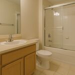 Die Objekte liegen zentral und verkehrsgünstig, sodass Ihre Mitarbeiter schnell und unkompliziert anreisen können. Ganz gleich, ob mit dem Auto, Transporter oder öffentlichen Verkehrsmitteln. Autobahnen und Hauptverkehrsstraßen befinden sich in unmittelbarer Nähe, wodurch eine reibungslose Anfahrt zu jedem Einsatzort garantiert ist. Direkt vor dem Haus stehen öffentliche Parkplätze zur Verfügung, teilweise auch für größere Fahrzeuge oder Transporter. Der Selbst-Check-in ermöglicht zudem eine flexible Ankunftszeit, ohne Stress oder Wartezeiten. In der Umgebung finden sich Tankstellen, Supermärkte und Restaurants, ideal für einen kurzen Zwischenstopp nach der Anreise. Auch Bus- und Bahnhaltestellen sind nur wenige Minuten entfernt, was den Aufenthalt besonders komfortabel macht. Kurz gesagt: Die Anfahrt ist einfach, schnell und problemlos. Perfekt für Monteure, Handwerker, Geschäftsreisende und Firmen mit wechselnden Einsatzorten. Die Objekte liegen zentral und verkehrsgünstig, sodass Ihre Mitarbeiter schnell und unkompliziert anreisen können. Ganz gleich, ob mit dem Auto, Transporter oder öffentlichen Verkehrsmitteln. Autobahnen und Hauptverkehrsstraßen befinden sich in unmittelbarer Nähe, wodurch eine reibungslose Anfahrt zu jedem Einsatzort garantiert ist. Direkt vor dem Haus stehen öffentliche Parkplätze zur Verfügung, teilweise auch für größere Fahrzeuge oder Transporter. Der Selbst-Check-in ermöglicht zudem eine flexible Ankunftszeit, ohne Stress oder Wartezeiten. In der Umgebung finden sich Tankstellen, Supermärkte und Restaurants, ideal für einen kurzen Zwischenstopp nach der Anreise. Auch Bus- und Bahnhaltestellen sind nur wenige Minuten entfernt, was den Aufenthalt besonders komfortabel macht. Kurz gesagt: Die Anfahrt ist einfach, schnell und problemlos. Perfekt für Monteure, Handwerker, Geschäftsreisende und Firmen mit wechselnden Einsatzorten.