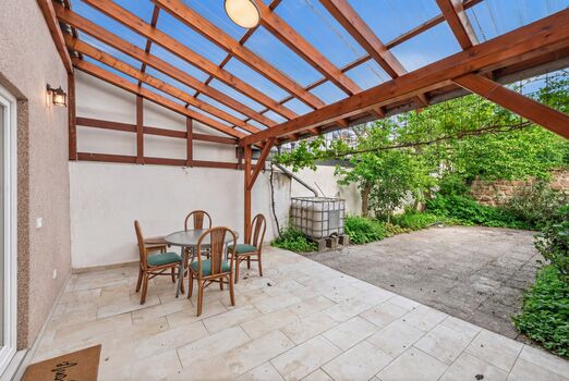 Idyllische Pergola-Terrasse mit Grill & Gartenmöbeln – Erholung im Innenhof Idyllische Pergola-Terrasse mit Grill & Gartenmöbeln – Erholung im Innenhof