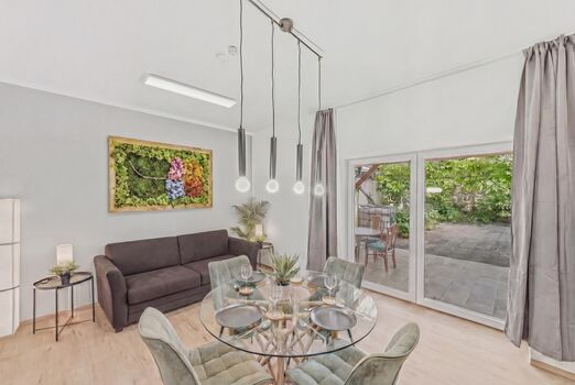 Offener Wohn-Essbereich mit Küche & Blick in den Innenhof – alles auf einer Ebene Offener Wohn-Essbereich mit Küche & Blick in den Innenhof – alles auf einer Ebene