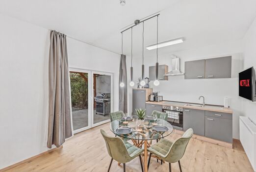 Lichtdurchflutetes Wohnzimmer mit direktem Gartenzugang – entspannen nach dem Einsatz Lichtdurchflutetes Wohnzimmer mit direktem Gartenzugang – entspannen nach dem Einsatz