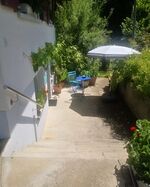 Vorplatz und Eingang Vorplatz und Eingang