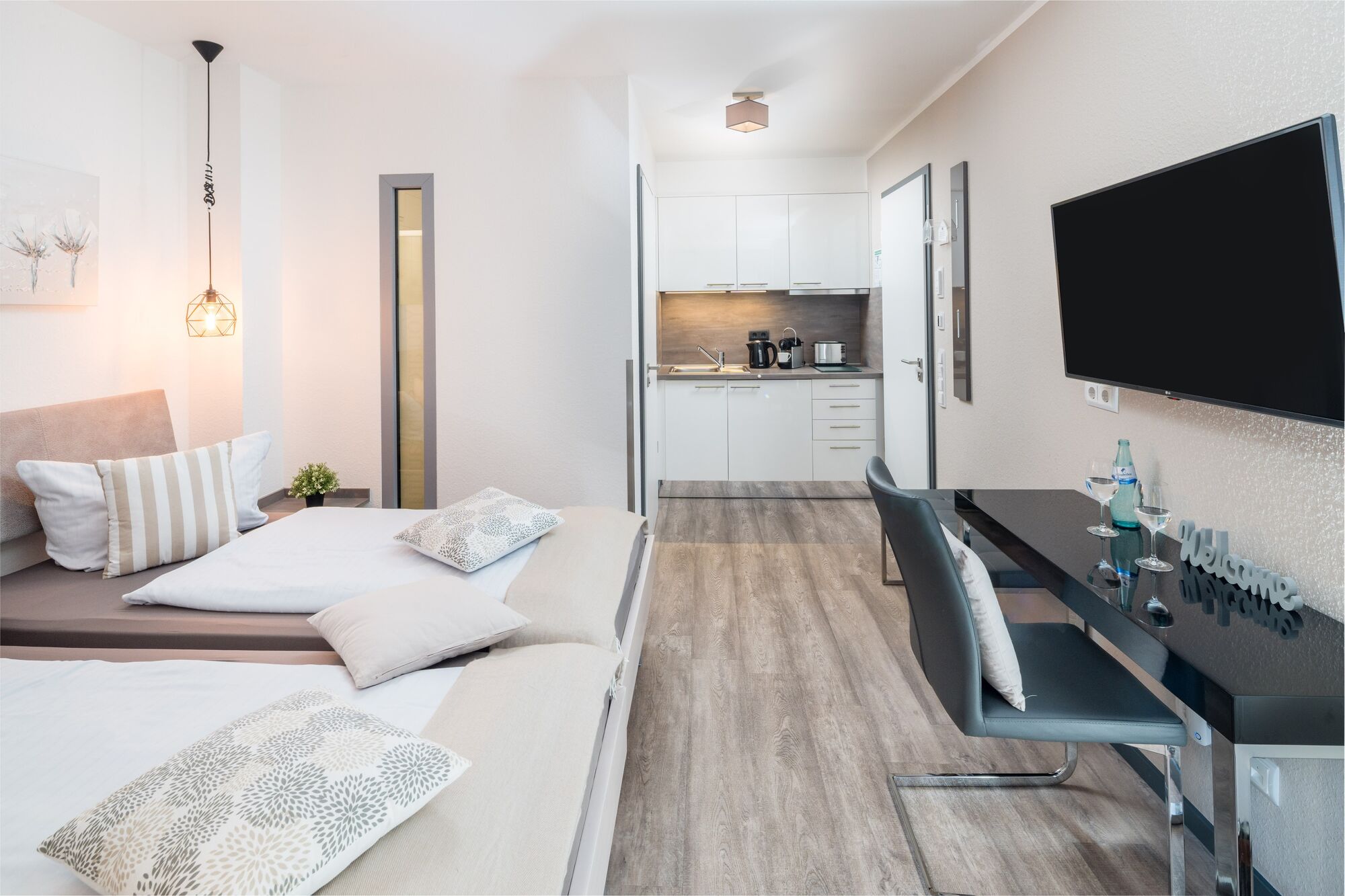 Doppelzimmer zur Einzelnutzung oder mit getrennten XL-Einzelbetten (1x2m), eigenem Bad und Mini-Küche "Deluxe" Doppelzimmer zur Einzelnutzung oder mit getrennten XL-Einzelbetten (1x2m), eigenem Bad und Mini-Küche "Deluxe"
