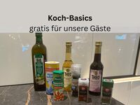 Vollständig ausgestattete Küchen mit Essig, Öl und Gewürzen Vollständig ausgestattete Küchen mit Essig, Öl und Gewürzen