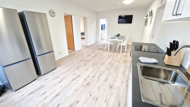 Voll ausgestattete Küche mit großem Esstisch Voll ausgestattete Küche mit großem Esstisch