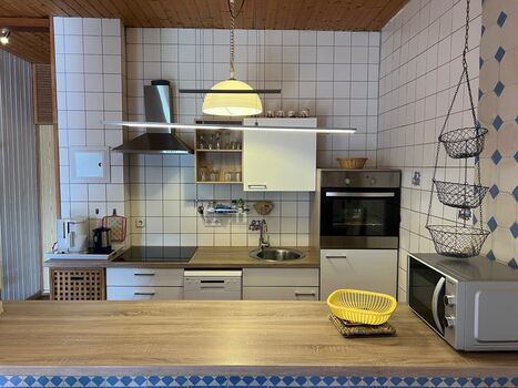 Küche mit Esstresen in einer unserer Ferienwohnungen Küche mit Esstresen in einer unserer Ferienwohnungen