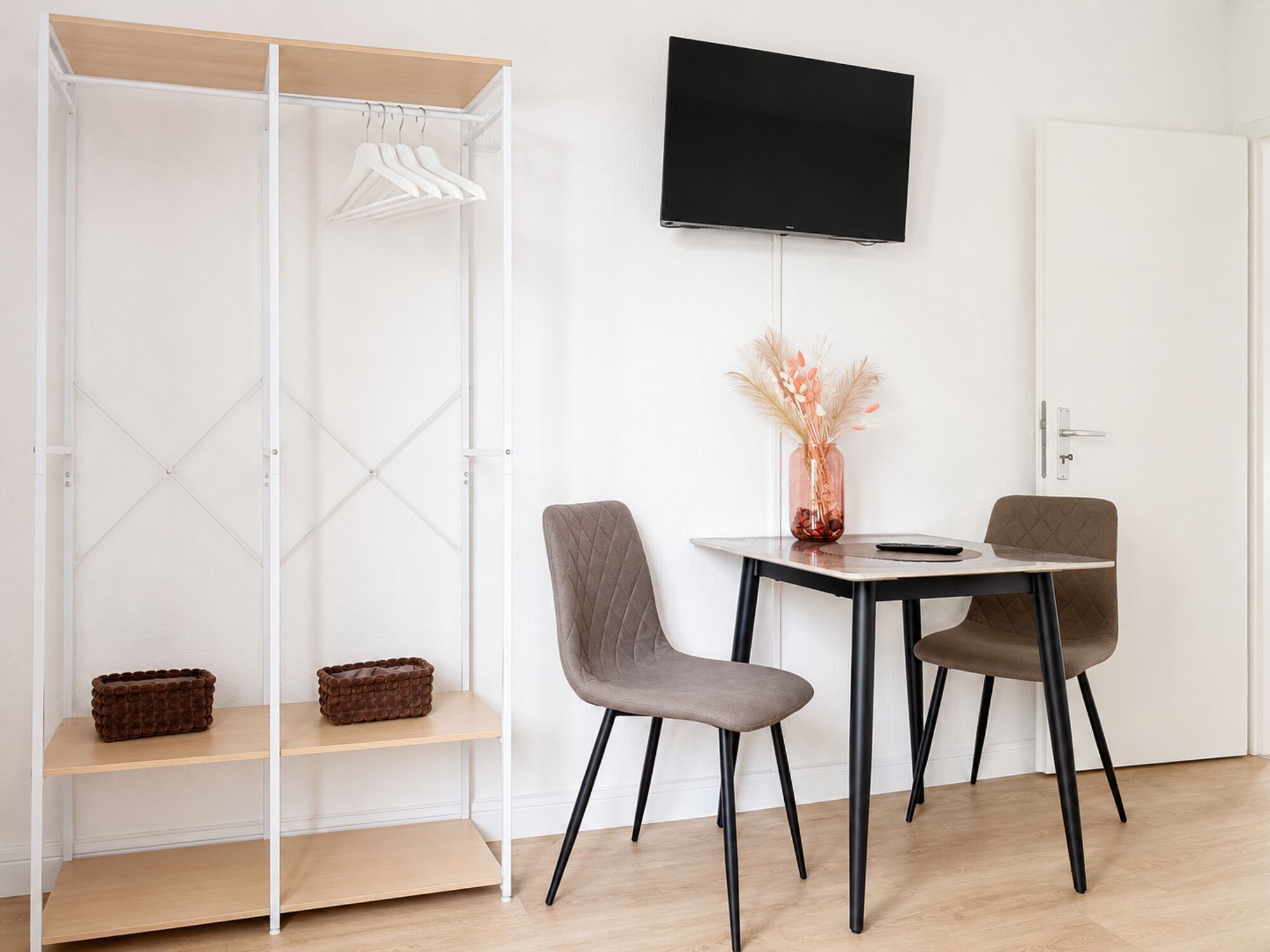 Schlafzimmer2 im 1.OG: Der Schlafraum verfügt über ein großes Kleiderregal, einen Smart-TV mit verstellbarer Wandhalterung sowie einen Ess- oder Arbeitsbereich. Für zusätzlichen Komfort und Privatsphäre ist jede Zimmertür abschließbar. Schlafzimmer2 im 1.OG: Der Schlafraum verfügt über ein großes Kleiderregal, einen Smart-TV mit verstellbarer Wandhalterung sowie einen Ess- oder Arbeitsbereich. Für zusätzlichen Komfort und Privatsphäre ist jede Zimmertür abschließbar.