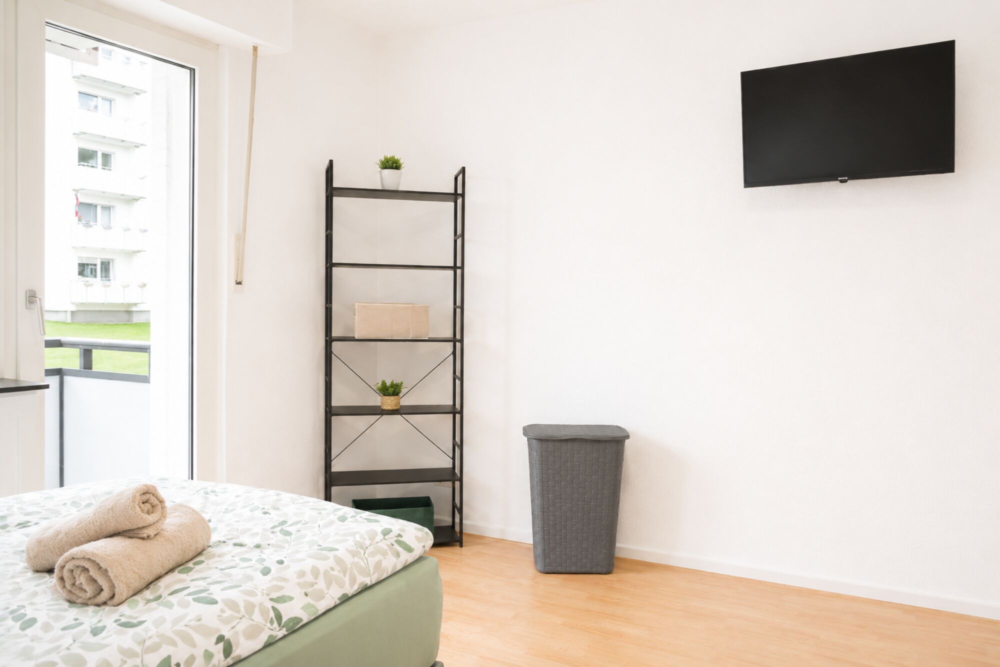 Ebenfalls hat dieser Schlafraum ein großes Kleiderregal, ein Smart-TV mit verstellbarer Wandhalterung und ein Wäschekorb. Ebenfalls hat dieser Schlafraum ein großes Kleiderregal, ein Smart-TV mit verstellbarer Wandhalterung und ein Wäschekorb.