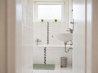 Ebenfalls ist ein kleiner Mülleimer, eine Duschmatte vor der Badewanne hinterlegt. Für die Ablüftung ist durch ein großes Fenster gesorgt, ebenfalls kann hier der Raum beim Duschen oder Baden durch ein Rollo abgedunkelt werden. Ebenfalls ist ein kleiner Mülleimer, eine Duschmatte vor der Badewanne hinterlegt. Für die Ablüftung ist durch ein großes Fenster gesorgt, ebenfalls kann hier der Raum beim Duschen oder Baden durch ein Rollo abgedunkelt werden.