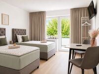 Schlafzimmer2 im 1.OG: Das Schlafzimmer verfügt über zwei hochwertige Federkern-Boxspringbetten. Der Zugang zum Balkon befindet sich im Zimmer. Vier Verdunkelungsvorhänge sorgen bei Bedarf für angenehmen Schutz vor Sonneneinstrahlung. Schlafzimmer2 im 1.OG: Das Schlafzimmer verfügt über zwei hochwertige Federkern-Boxspringbetten. Der Zugang zum Balkon befindet sich im Zimmer. Vier Verdunkelungsvorhänge sorgen bei Bedarf für angenehmen Schutz vor Sonneneinstrahlung.