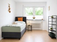 Das 1. Schlafzimmer befindet sich gegenüber dem Apartment Eingang. Ausstattung: Qualitativen Federkern Boxspringbett (90 × 200) einem Smart-TV, einem Kleiderregal, Nachtisch und verstellbarer Nachttischlampe. Handtücher und Bettwäsche sind inklusive. Das 1. Schlafzimmer befindet sich gegenüber dem Apartment Eingang. Ausstattung: Qualitativen Federkern Boxspringbett (90 × 200) einem Smart-TV, einem Kleiderregal, Nachtisch und verstellbarer Nachttischlampe. Handtücher und Bettwäsche sind inklusive.