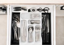 Küche im EG & 1.OG: In der Küchenschublade befinden sich Besteck, Brotmesser, verschiedene Küchenmesser, Gabeln, Kuchengabeln, Ess- und Teelöffel, Obst- und Gemüseschäler sowie Küchenhelfer wie Suppenkelle, Pfannenwender und weitere Utensilien. Küche im EG & 1.OG: In der Küchenschublade befinden sich Besteck, Brotmesser, verschiedene Küchenmesser, Gabeln, Kuchengabeln, Ess- und Teelöffel, Obst- und Gemüseschäler sowie Küchenhelfer wie Suppenkelle, Pfannenwender und weitere Utensilien.