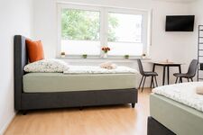 Zu sehen ist ein gemütliches und qualitatives Federkern Boxspringbett. Die Betten haben alle ebenfalls ein Bettkasten, welcher durch einen Griff am Ende des Bettes geöffnet werden kann. Zu sehen ist ein gemütliches und qualitatives Federkern Boxspringbett. Die Betten haben alle ebenfalls ein Bettkasten, welcher durch einen Griff am Ende des Bettes geöffnet werden kann.