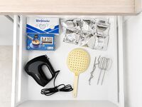 Küche im EG & 1. OG: Für das kleine Wohlbefinden ist stets mit Teesorten, Kaffeesticks, Kaffeefiltern und Zuckerwürfel gesorgt. Inkl. Senseo Kaffeepads. Ebenfalls ein Küchensieb für die Zubereitung von Speisen. Küche im EG & 1. OG: Für das kleine Wohlbefinden ist stets mit Teesorten, Kaffeesticks, Kaffeefiltern und Zuckerwürfel gesorgt. Inkl. Senseo Kaffeepads. Ebenfalls ein Küchensieb für die Zubereitung von Speisen.