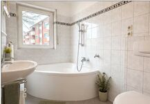 Badezimmer mit großer Badewanne Badezimmer mit großer Badewanne