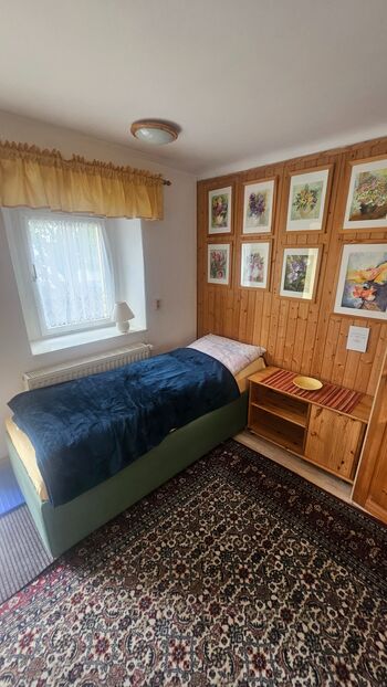 Einzelbett (im Wohnbereich) Einzelbett (im Wohnbereich)