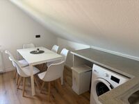 Küche mit Esszimmer und Waschmaschine Küche mit Esszimmer und Waschmaschine