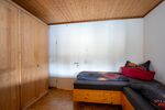 und großem Kleiderschrank und großem Kleiderschrank