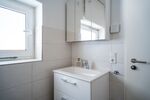 und Waschbecken mit Wandschrank und Waschbecken mit Wandschrank